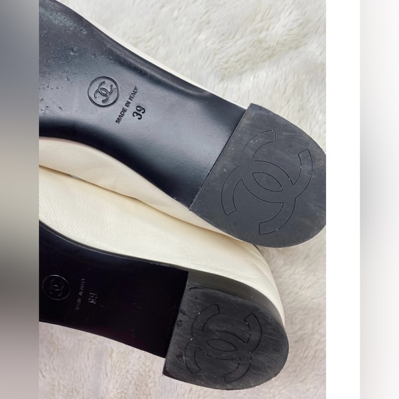 CHANEL Cream and Black Women's Flats - Picture 3 of 7